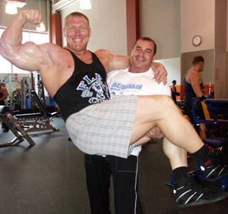Small bodybuilder lifts large bodybuilder
